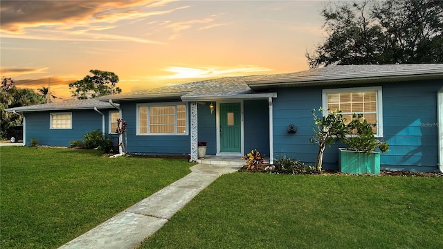 view of front of property featuring a lawn