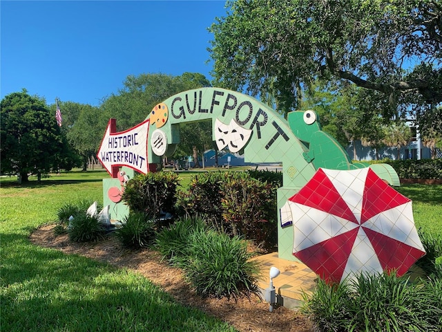 community sign with a yard