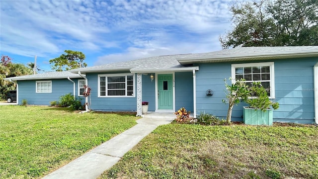 ranch-style home featuring a front lawn