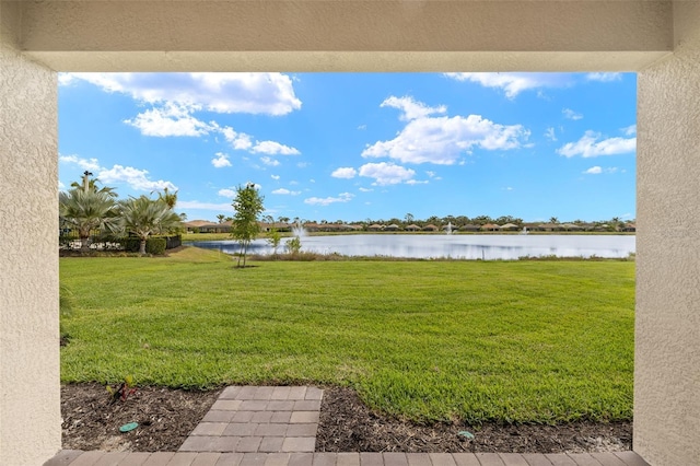 view of grassy yard featuring a water view