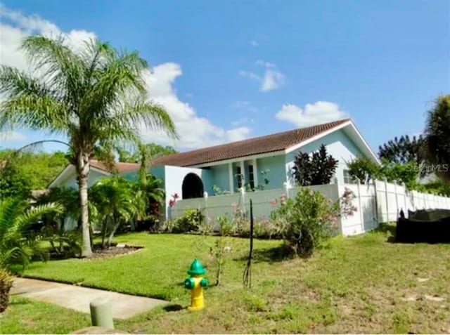 back of house featuring a lawn