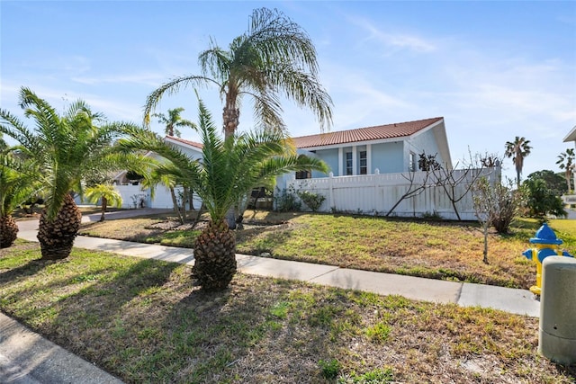 view of front facade featuring a front lawn