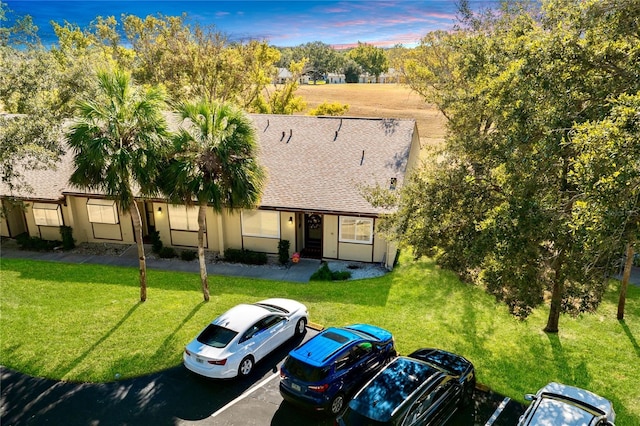 view of front of house featuring a yard