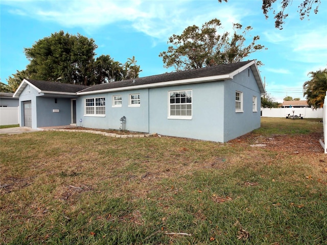 ranch-style house featuring a front yard