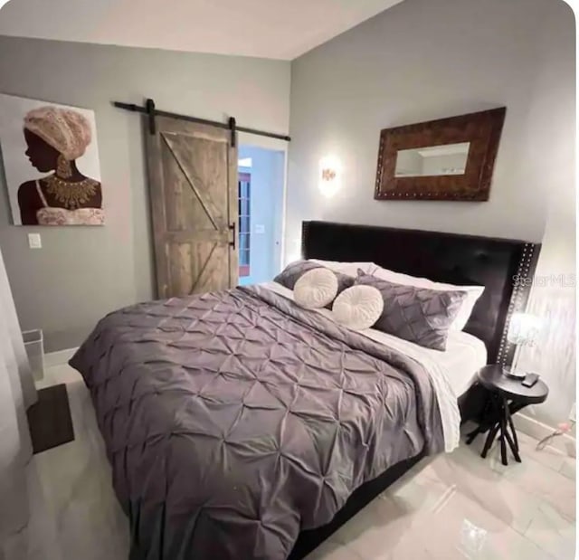 bedroom featuring a barn door