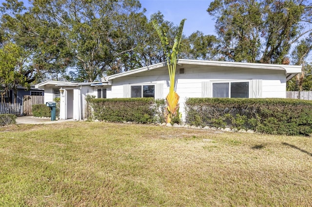 ranch-style home with a front yard