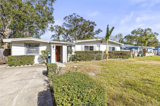 ranch-style house featuring a front lawn