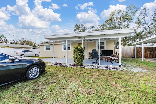 view of front of property featuring a front yard and a patio