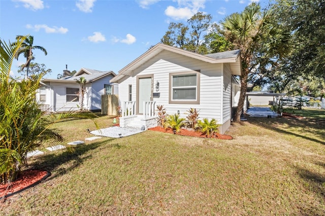 bungalow featuring a front lawn