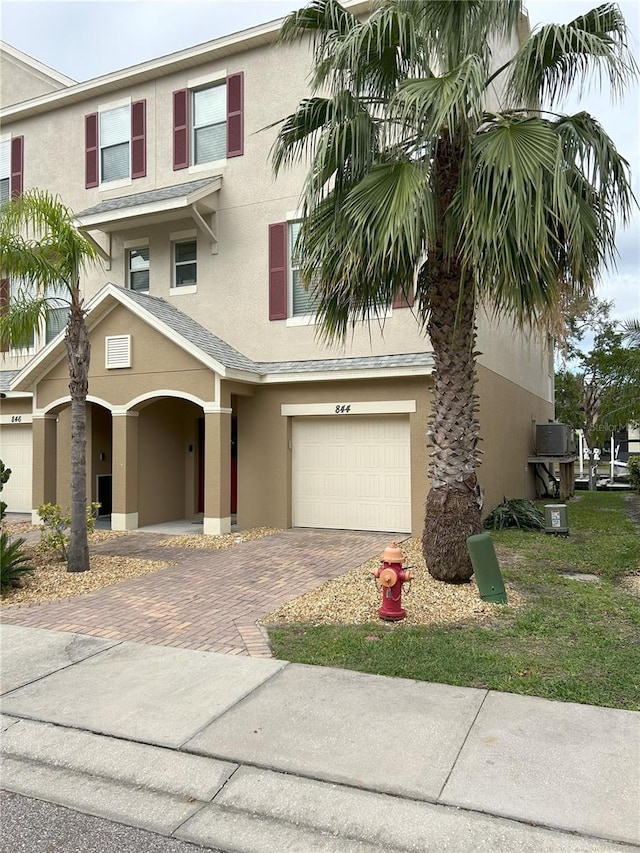 view of front facade with a garage