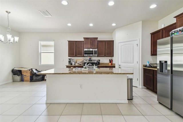 kitchen featuring a chandelier, a center island with sink, stainless steel appliances, and sink