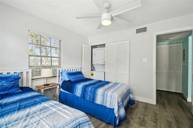 bedroom featuring ceiling fan, dark hardwood / wood-style floors, a textured ceiling, and a closet