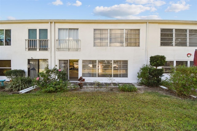 view of front of property with a front lawn