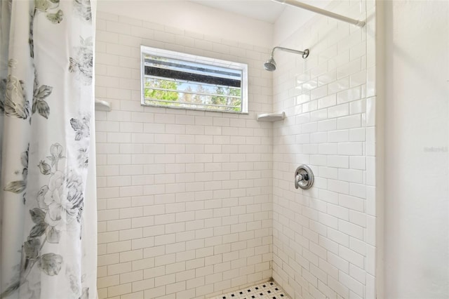 bathroom featuring a shower with shower curtain