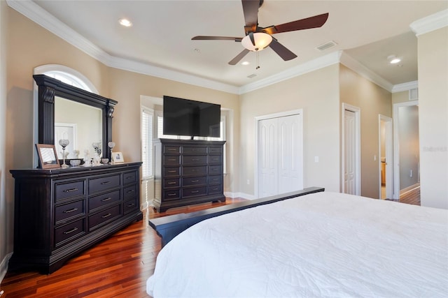 bedroom featuring dark hardwood / wood-style flooring, crown molding, and ceiling fan