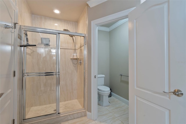 full bath with baseboards, toilet, crown molding, a shower stall, and recessed lighting