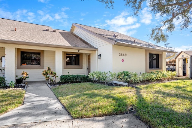 view of front of property with a front yard