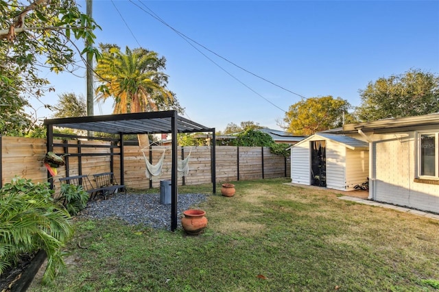 view of yard featuring a shed