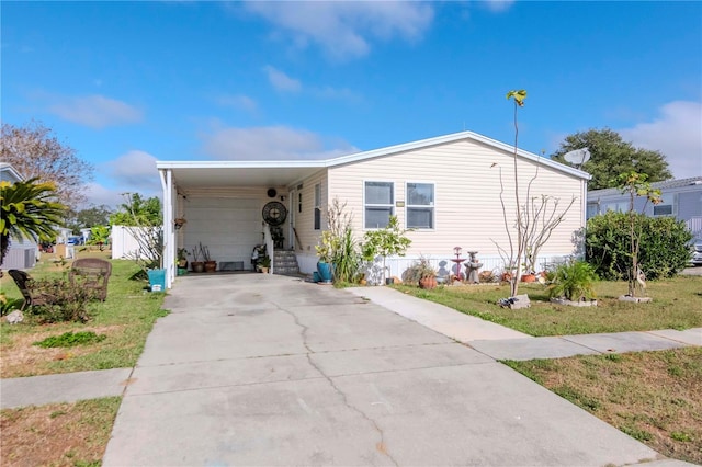 view of front of property featuring a front yard and a carport