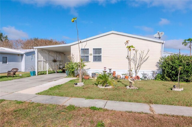 view of front facade featuring a carport and a front lawn