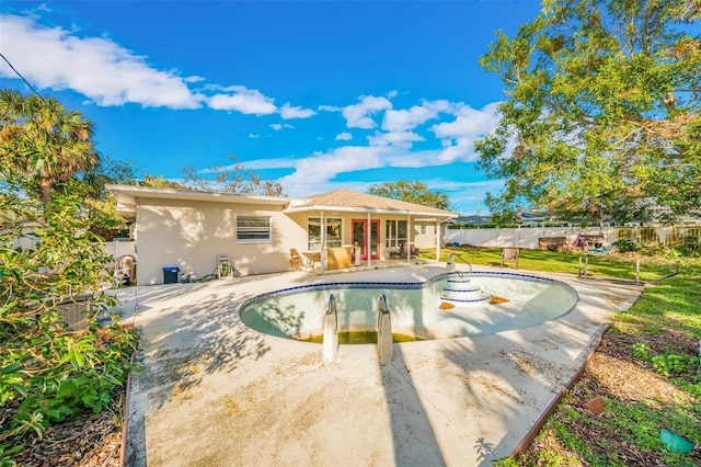 view of swimming pool featuring a patio