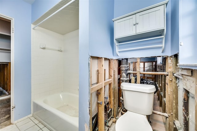 bathroom featuring tile patterned floors, toilet, and a bathing tub