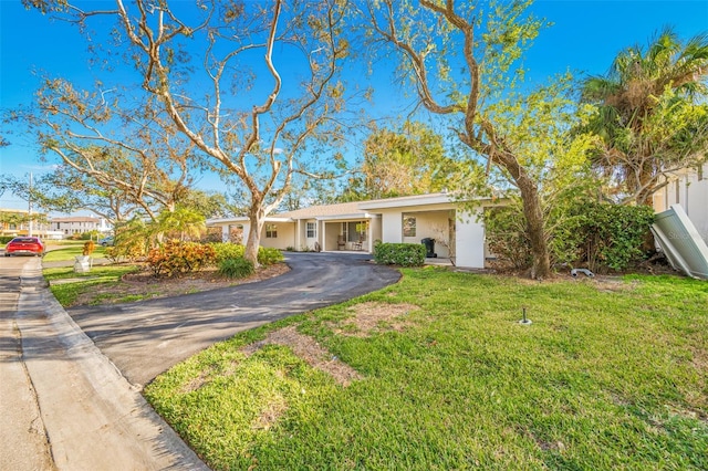 single story home with a front yard