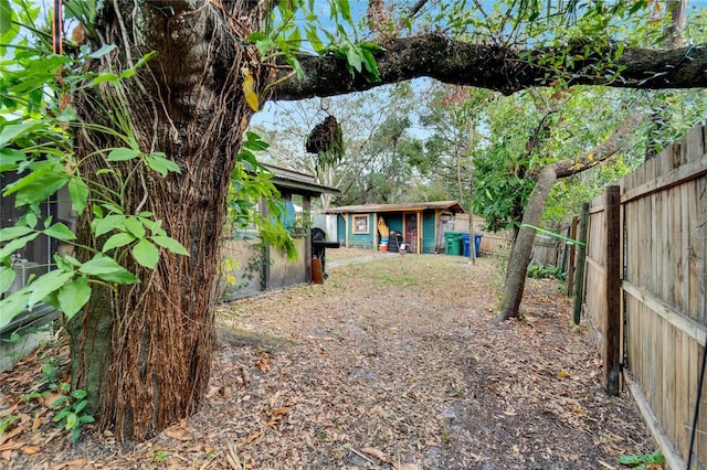 view of yard featuring an outbuilding