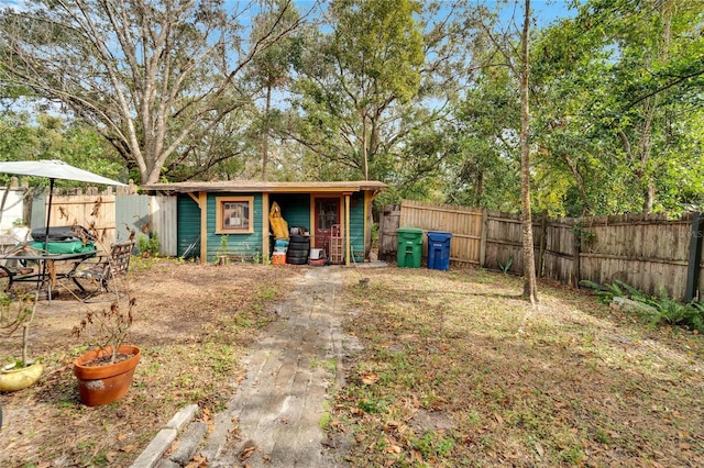 view of yard featuring an outbuilding