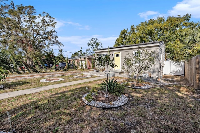 view of front of house featuring a front yard