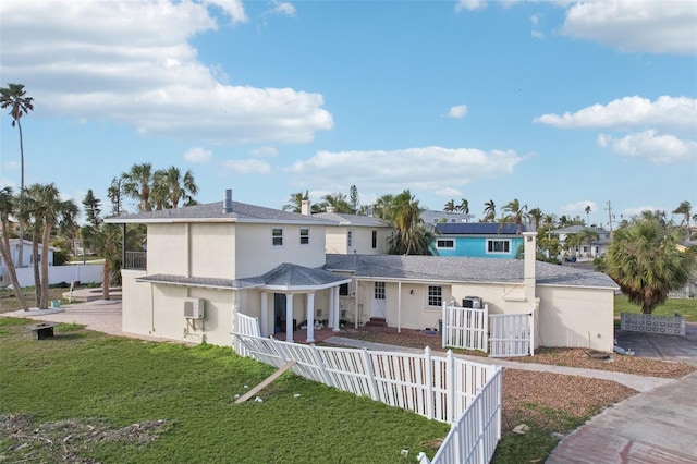 view of front of property with a front yard