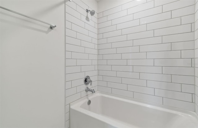 bathroom with tiled shower / bath combo