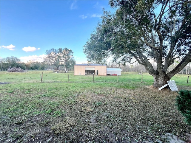 view of yard featuring an outbuilding