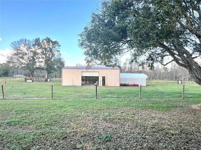 view of yard with an outdoor structure