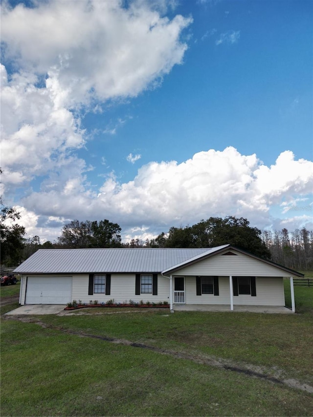 ranch-style home featuring a front lawn, a porch, and a garage