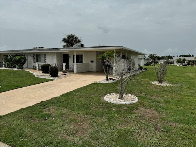 view of front of home featuring a front lawn and a carport