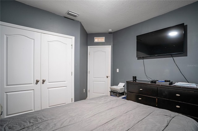 bedroom featuring a closet and a textured ceiling