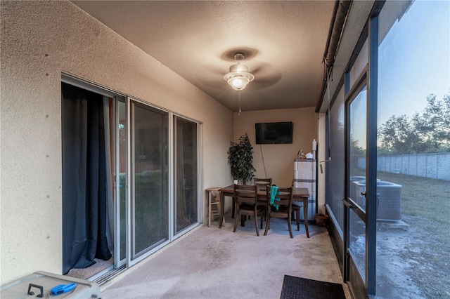 sunroom with ceiling fan