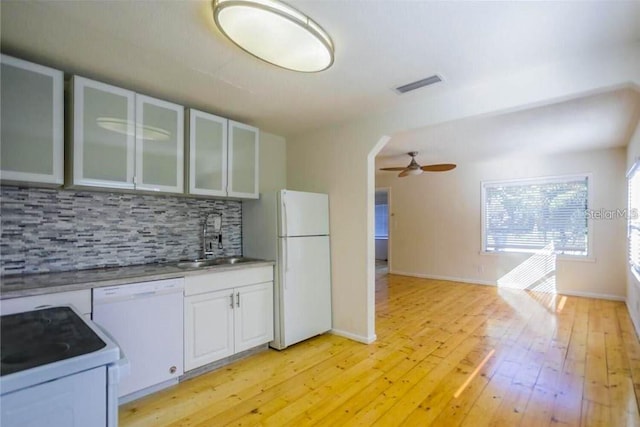 kitchen featuring white appliances, sink, light hardwood / wood-style flooring, decorative backsplash, and ceiling fan