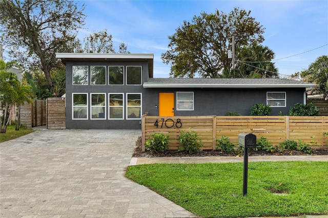 view of front of house with a front yard