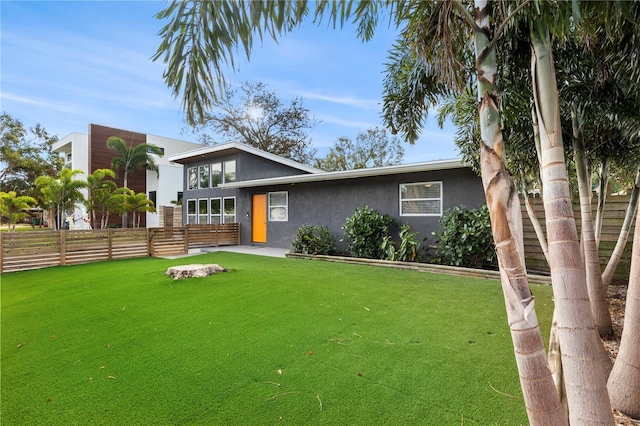 view of front of house featuring a front lawn