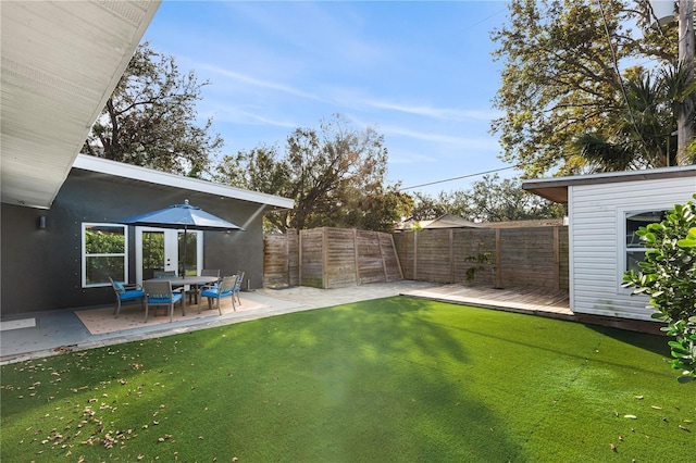 view of yard featuring a patio