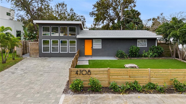 view of front facade featuring a front yard