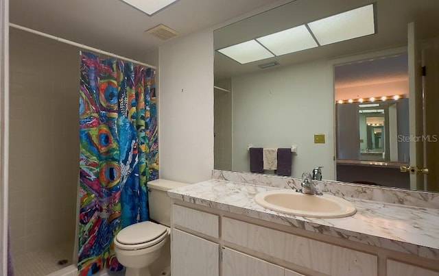 bathroom featuring a shower with curtain, vanity, and toilet