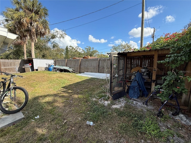 view of yard featuring a storage unit