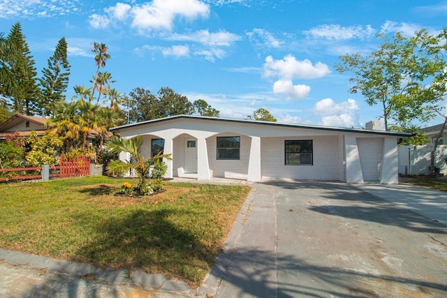 view of front of property featuring a front lawn