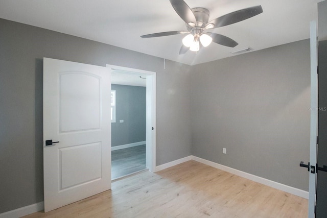 unfurnished room featuring light hardwood / wood-style flooring and ceiling fan