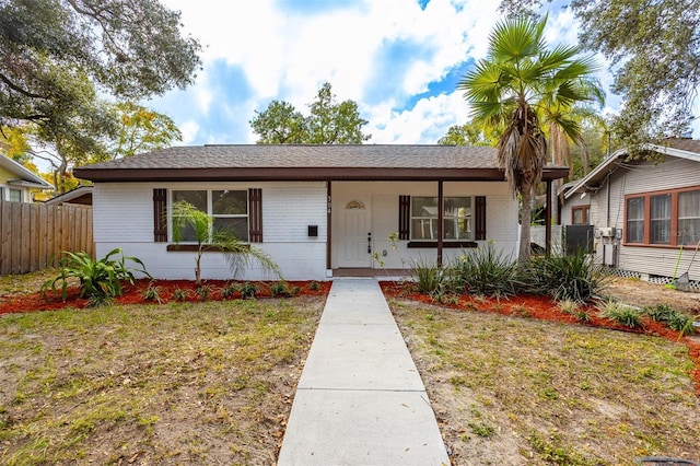 view of front facade featuring a front yard