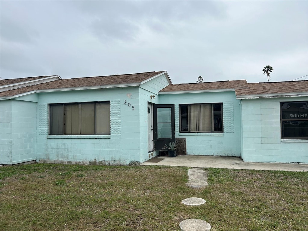 back of house featuring a lawn