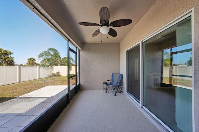 sunroom with ceiling fan